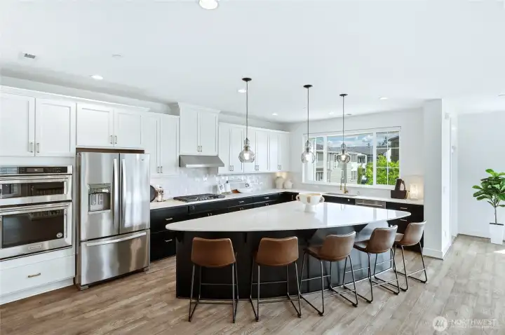 Full height tile backsplash, stainless appliances, plenty of cabinetry!