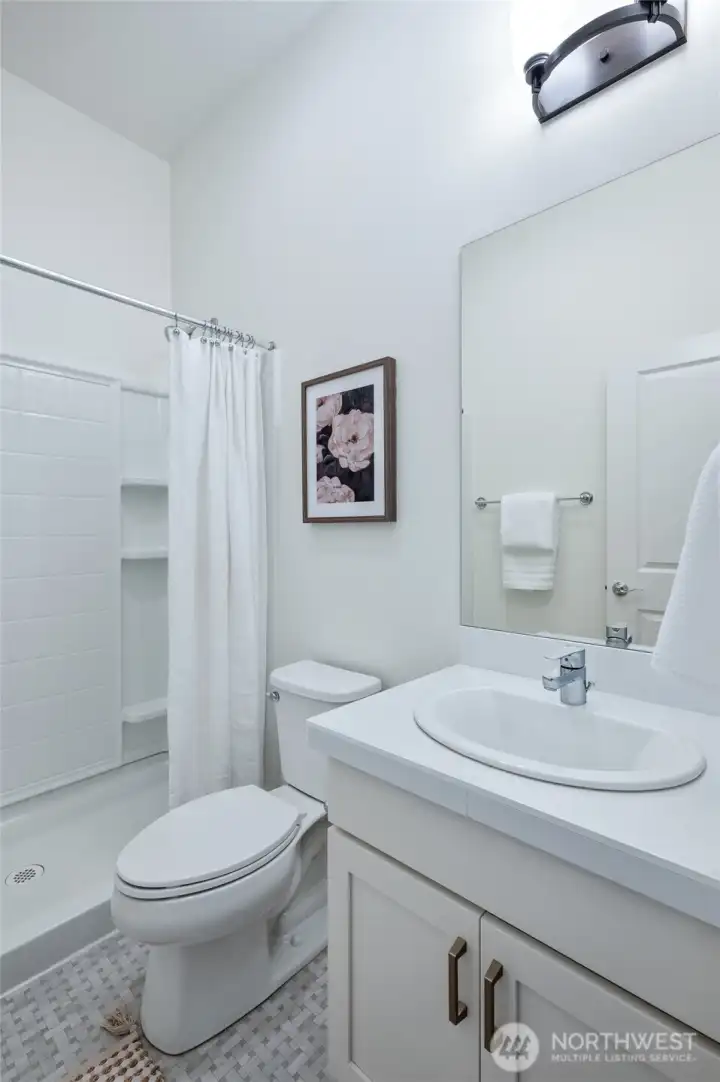 Main level suite's 3/4 bathroom