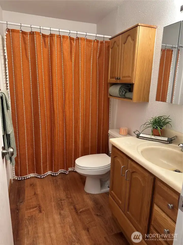 Full Bath in Hallway