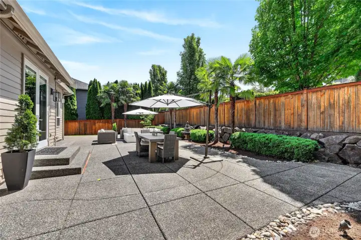 Expansive Backyard w/ exterior lighting, speakers