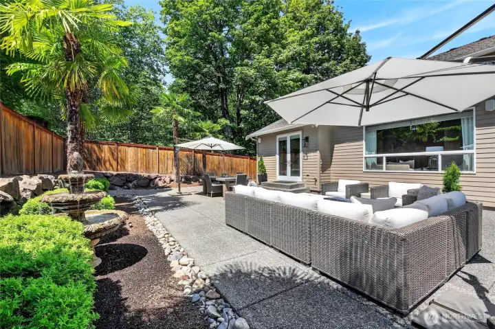 Expansive Backyard w/ exterior lighting, speakers