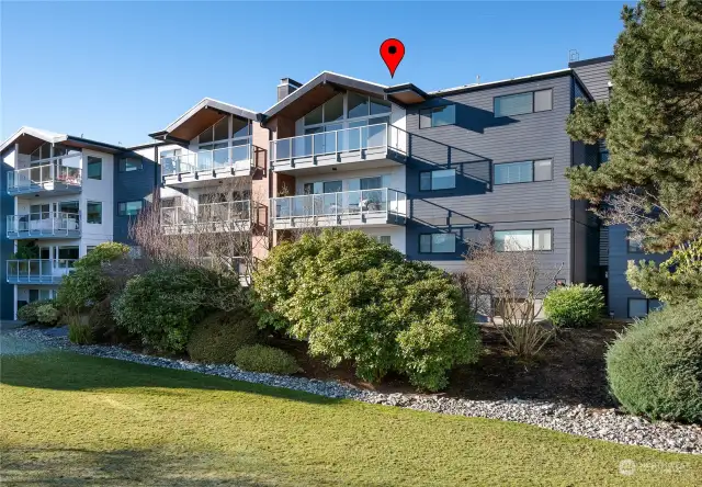 Top Floor unit with lake view