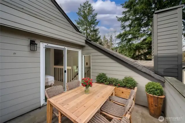 Large 2nd outdoor deck staged