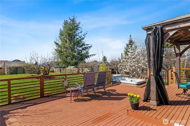 Well appointed large deck