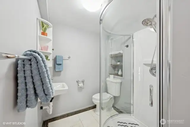 Casita 3/4 bathroom.