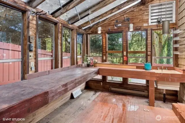 Garden room can be accessed off LV or from patio/pool area.