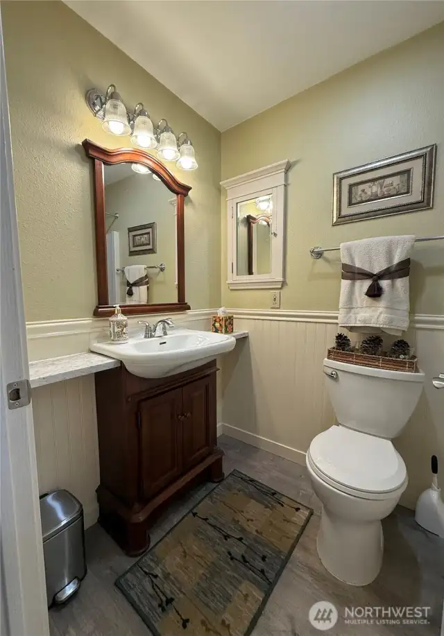Second bathroom (hallway)