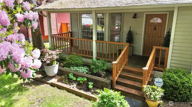 Covered front porch!