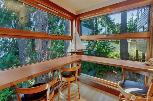 built in corner nook in diing space provides great views and a breakfast bar or evening drink perch