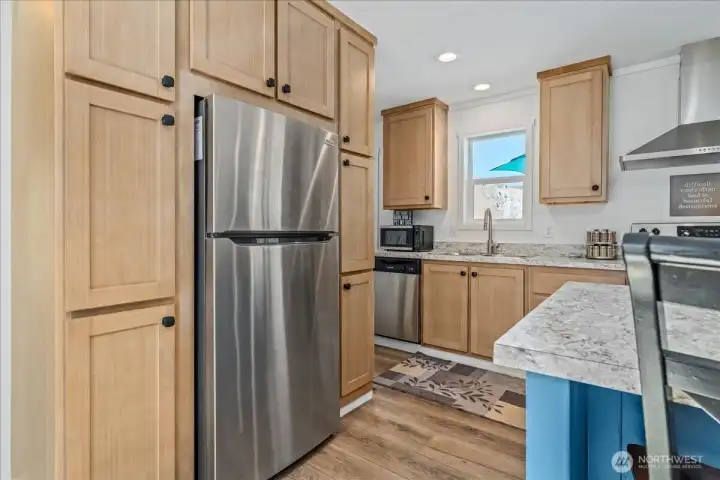 Kitchen overlooking the Columbia River.