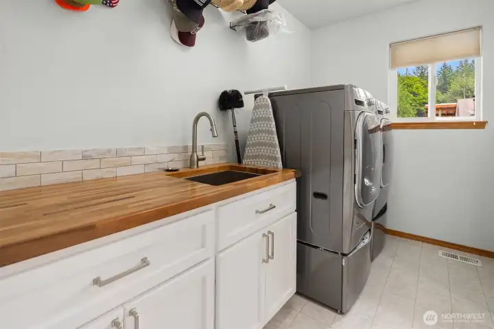Laundry with Utility Sink
