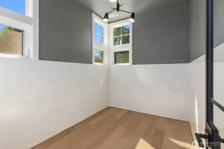 snug or office space