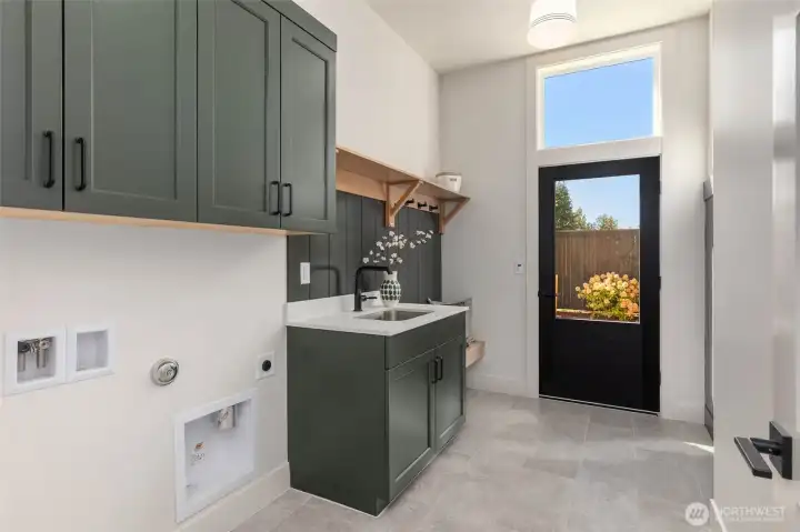 spacious mud / laundry room with build-in bench and drop zone