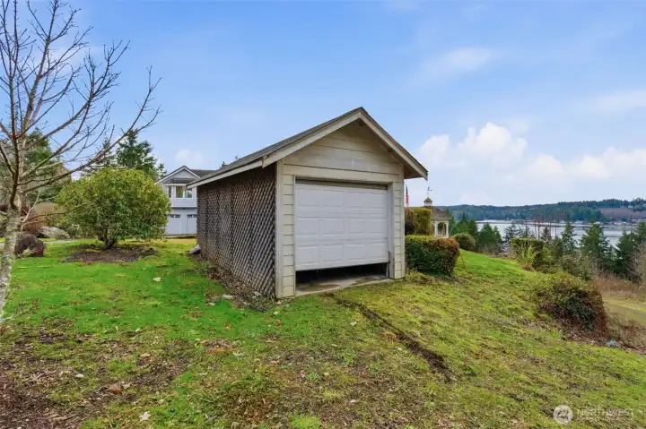 Detached one-car garage/shop