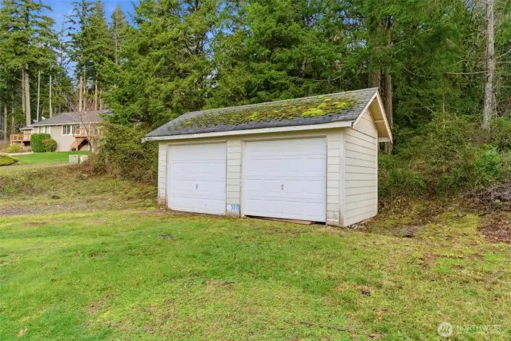 2-car garage on upper lot 1.02 Ac