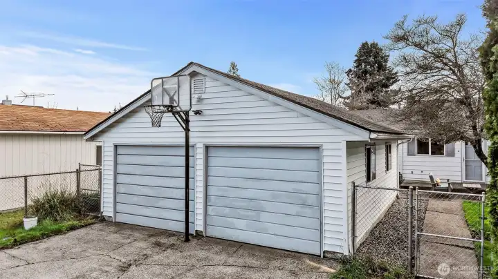 572 sf detached garage
