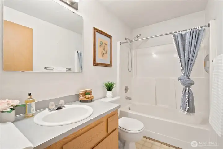 Upstairs guest full bath