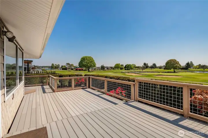 Huge deck great for entertaining