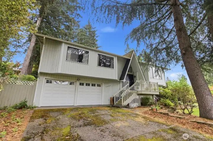 Entrance - big open driveway and two car garage Entrance - big open driveway and two car garage