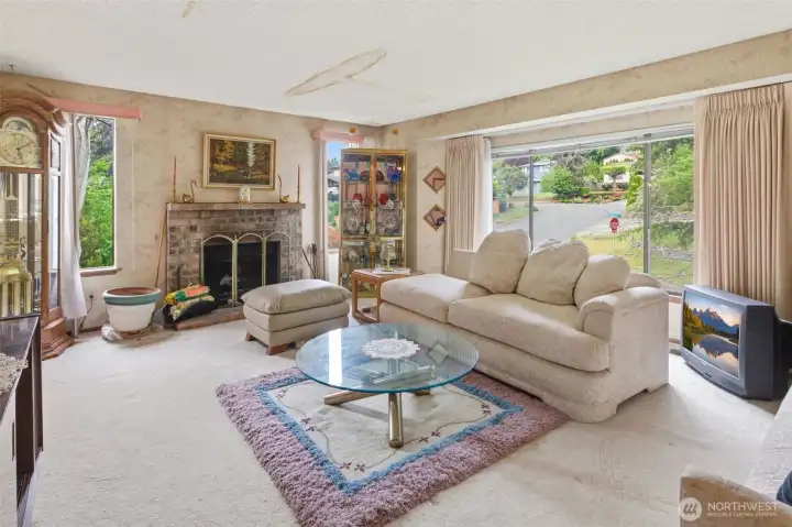 Spacious, well lit living room (all furnishings included) Spacious, well lit living room (all furnishings included)