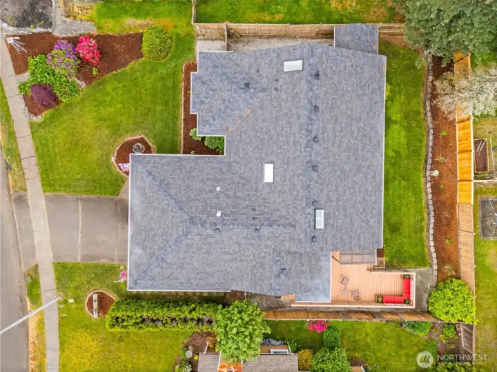 Looking down at the roof top, front yard, rear deck and fenced side and back yards. Roof was new in 2018. Looking down at the roof top, front yard, rear deck and fenced side and back yards. Roof was new in 2018.