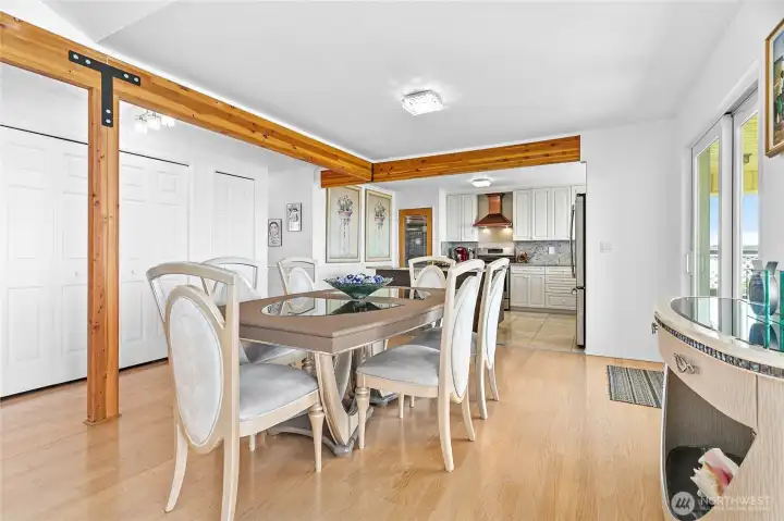 Dining area into Kitchen Dining area into Kitchen
