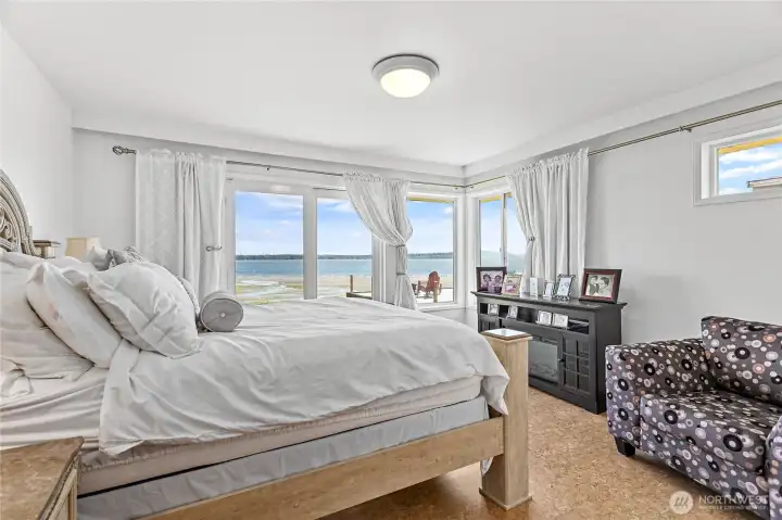 Primary suite with extraordinary views and sliding doors Primary suite with extraordinary views and sliding doors