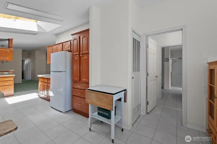 Through to laundry & primary bathroom on right of photo