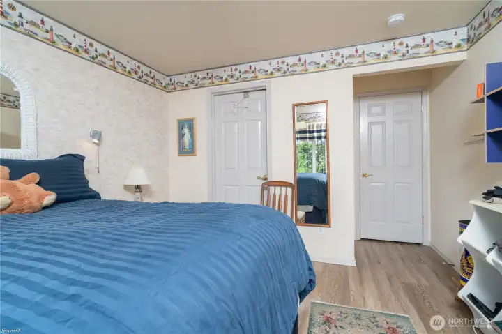 2nd bedroom with laminated floors