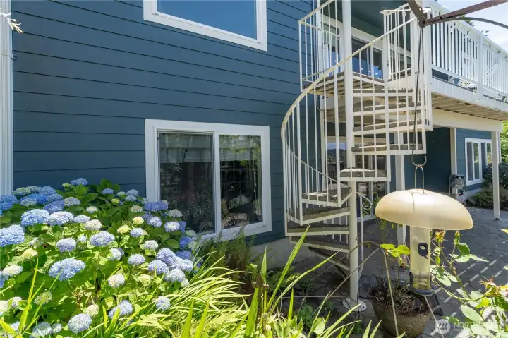 Beautiful steps leading down to the lower level!