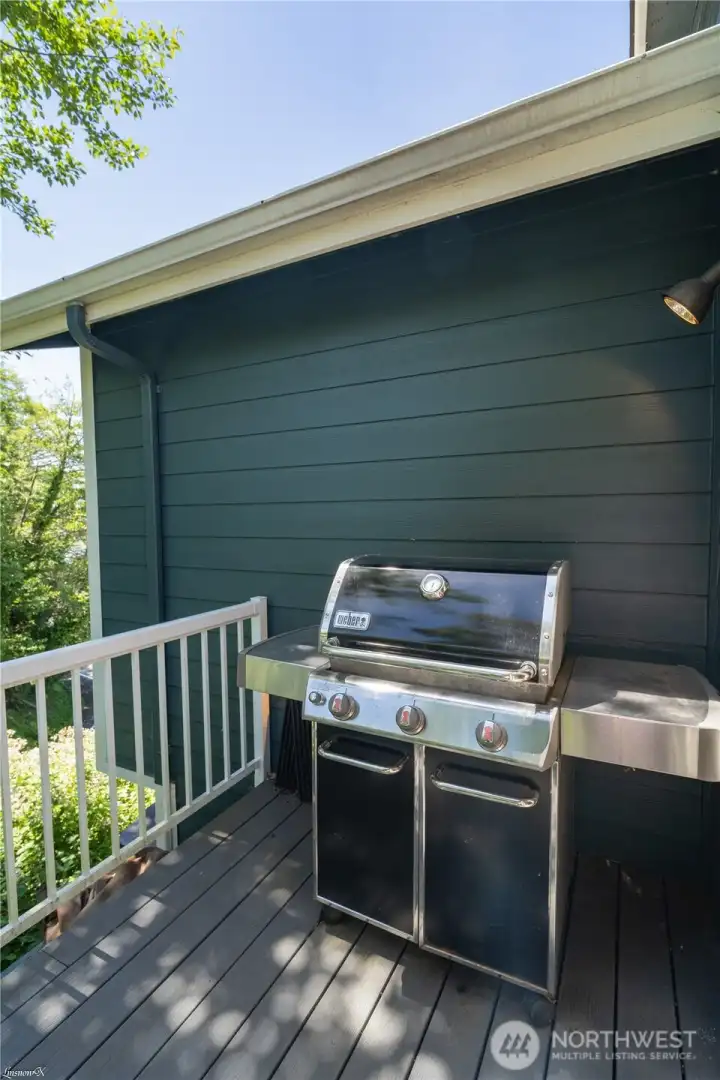 Separate deck for outdoor barbecuing