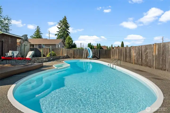 Take a break from cooking and step outside to your own private paradise! Take a break from cooking and step outside to your own private paradise!