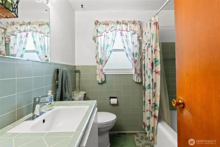 A beautifully maintained full bathroom offering crisp design, great lighting, and excellent functionality, shared between the suites. A beautifully maintained full bathroom offering crisp design, great lighting, and excellent functionality, shared between the suites.