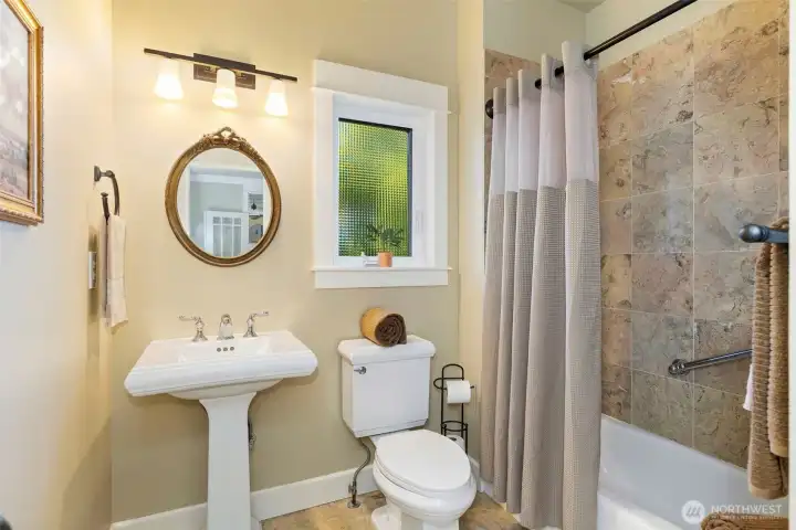 Full guest bathroom. Full guest bathroom.