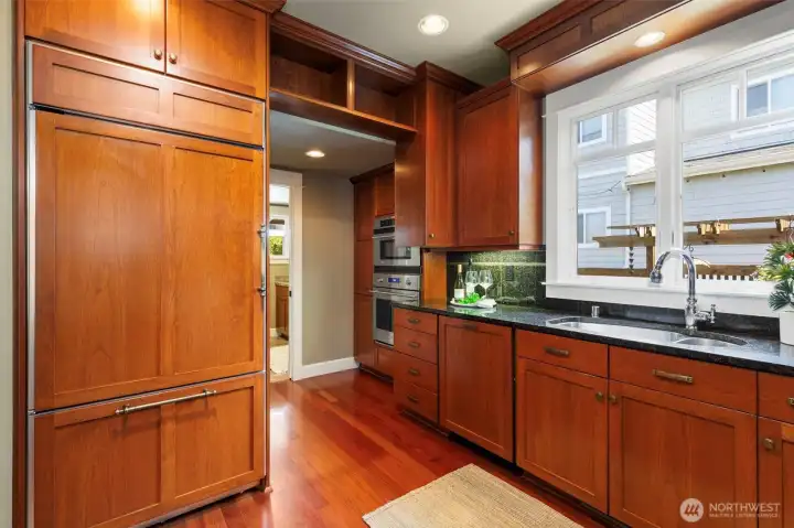 Pull out shelves in lower cabinets Pull out shelves in lower cabinets