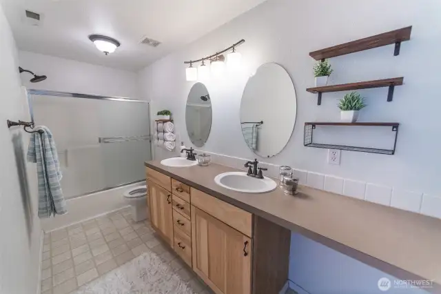 full bath of of second junior suite