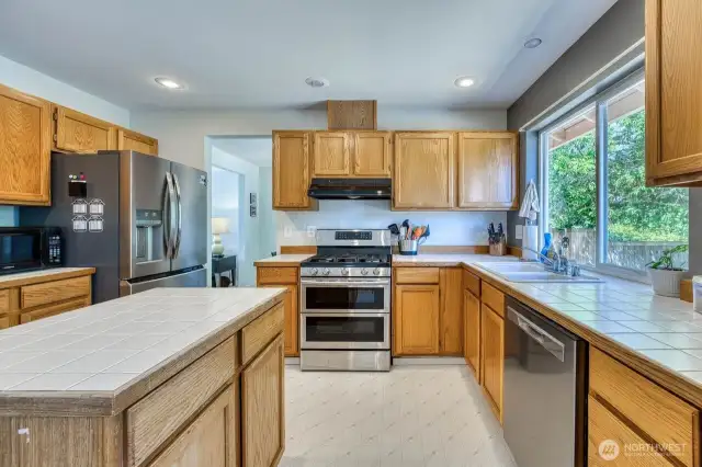 If you want lots of counter space and ample storage, you will find it here. You will love the double ovens and gas cooktop.