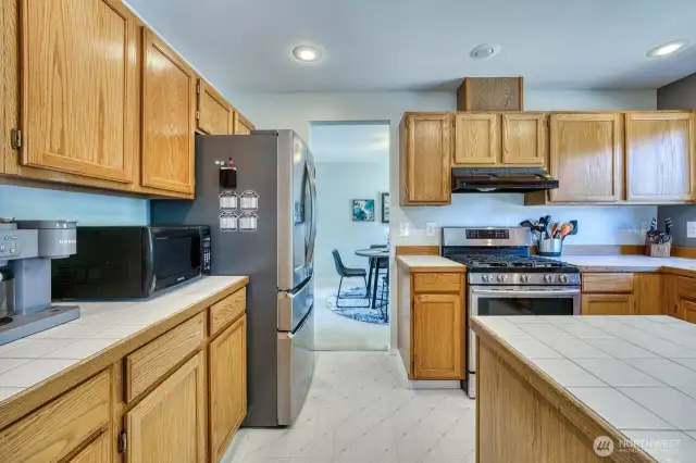 Look at all that counter space, very nice!!