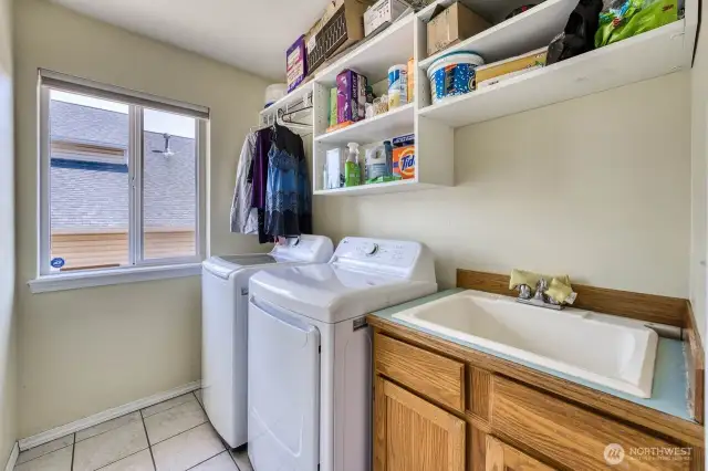 The utility room with a deep sink, a complete package.