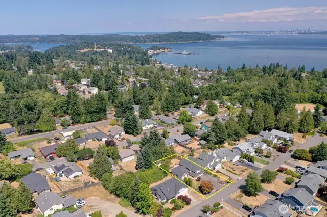You are located close to Manchester waterfront parks, boat launch, pub, restaurant and more. Manchester Elementary Schools is just a short 3 blocks away. This is a great place to call home.