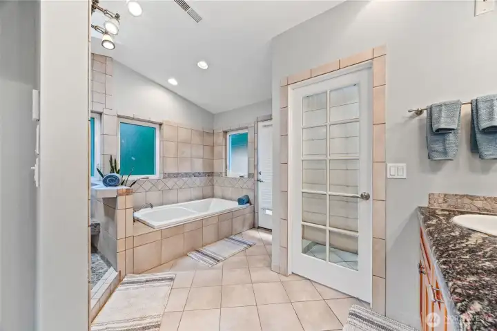 5 piece en-suite w/direct access to the hot tub