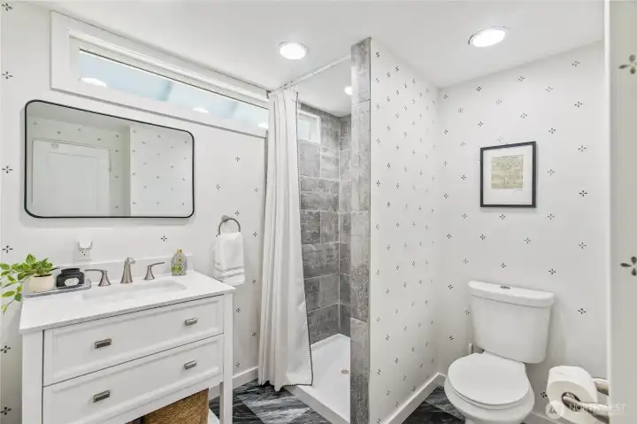 Main floor full bathroom