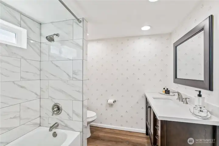 2nd level full bathroom/Floor 2