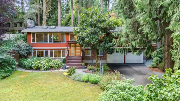 Spacious & bright split level home on large, flat lot situated on a dead end street with access to Bellevue trails and close to schools and transit.