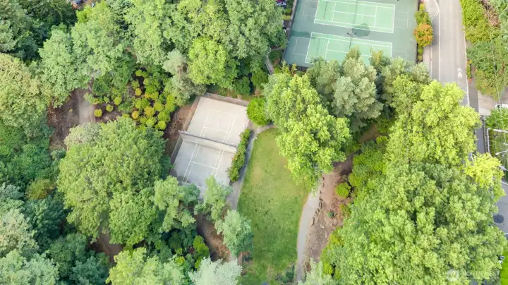 Enjoy playing tennis or pickleball on the courts along the 1100' of deeded co-ownership along Lake WA just for Beaux Arts residents!