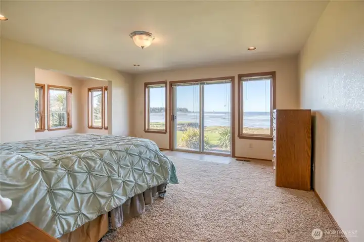 Primary bedroom, with en-suite & walk in closet