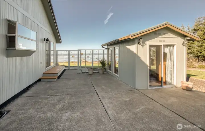 Bonus exterior room/workspace