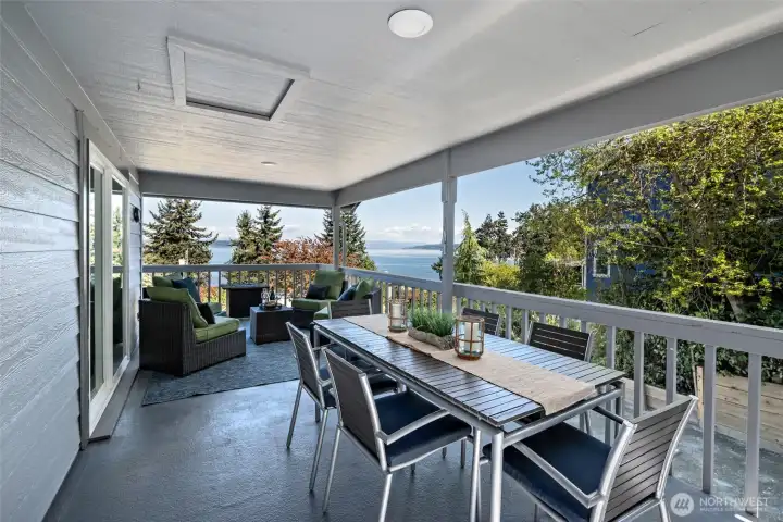 Plenty of room for outdoor dining Plenty of room for outdoor dining