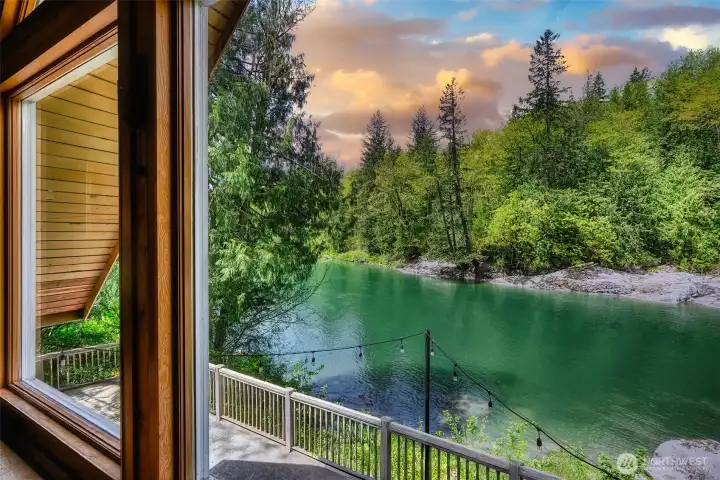 The A-frame of your dreams, high-bank views, privacy + sandy beach!
