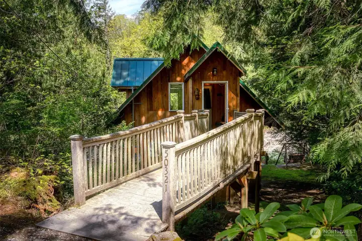 Welcome to Seventh Heaven ~ a true nature lovers delight. Within walking distance to Bridal Veil Falls & Lake Serene.